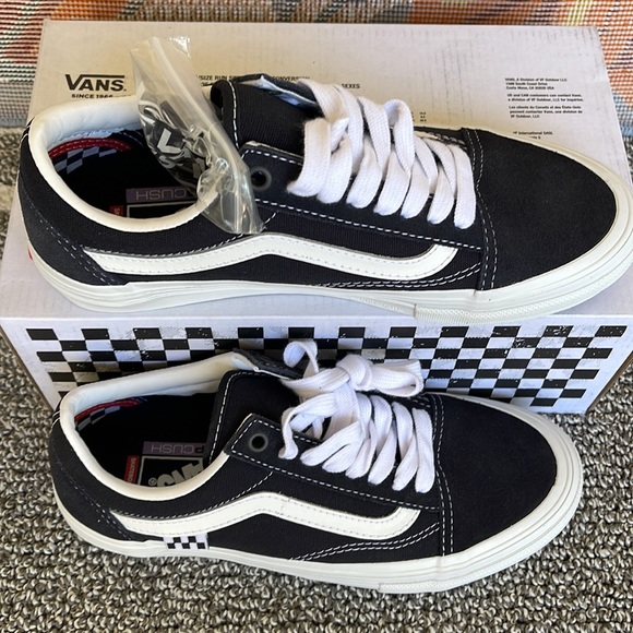 Vans Men’s Skate Old Skool
Wrapped Dark Navy
VN0A5FCBDNV
Sneakers - Picture 4 of 16